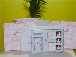 看看這些小公司的員工節(jié)日禮品，可能大公司都沒想到。