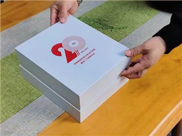 林業(yè)科技大學(xué)20周年紀(jì)念品定制：白色禮盒與實(shí)用禮品的完美結(jié)合
