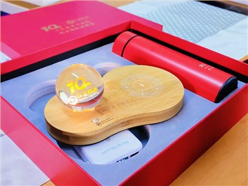 仁達(dá)物流定制周年紀(jì)念品：紅色禮盒，實(shí)用與創(chuàng)意的完美結(jié)合