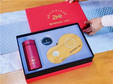民生銀行定制周年紀(jì)念禮品：紅色禮盒，傳承與實(shí)用的象征