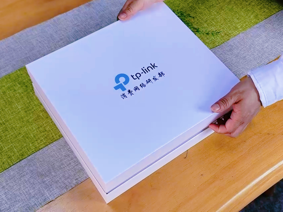 網(wǎng)絡(luò)通訊企業(yè)員工禮品，這份定制禮盒展現(xiàn)企業(yè)文化與關(guān)懷