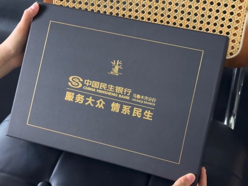 金融企業(yè)如何定制客戶伴手禮？這套黑色禮盒藏著專業(yè)感
