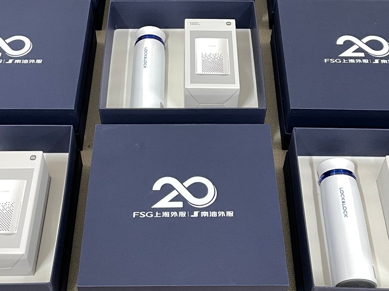 公司 20 周年慶禮品怎么定制？這份深藍禮盒員工客戶都愛